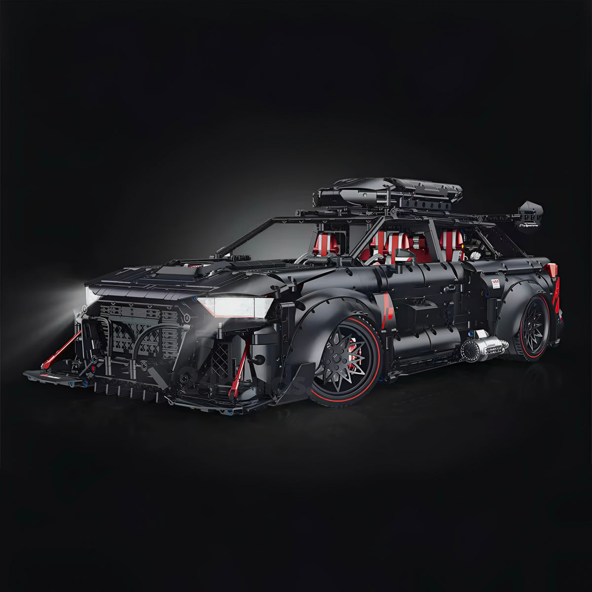 Break widebody noir mat avec un V8 à bord