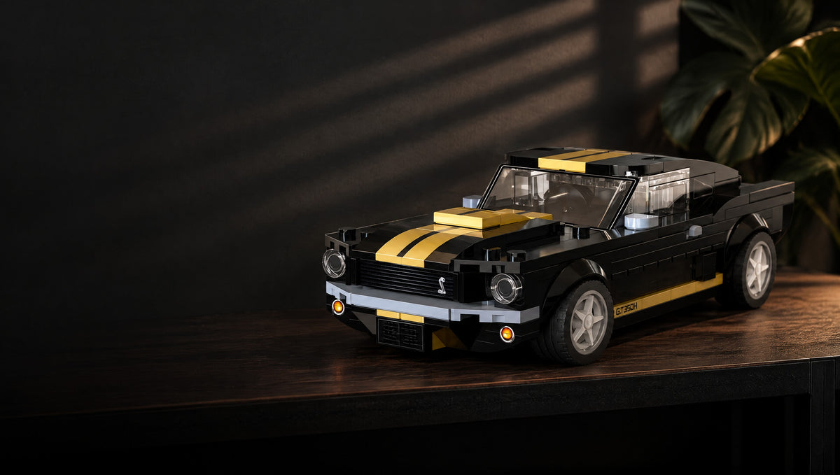 Ein 16 cm langer Fastback mit goldenen Rennstreifen