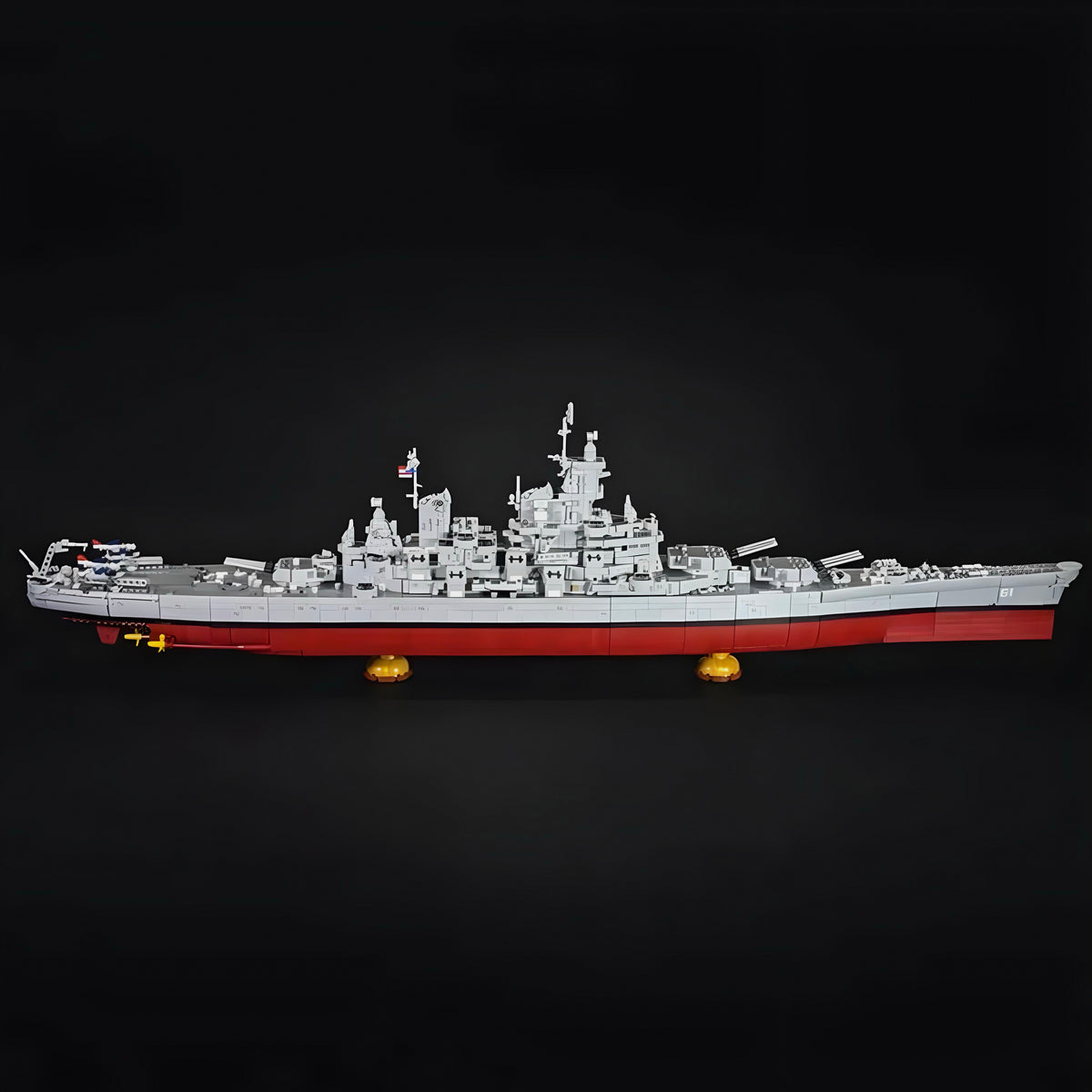 Dreh- und neigbare Geschütztürme auf einem 138 cm langen Schlachtschiff