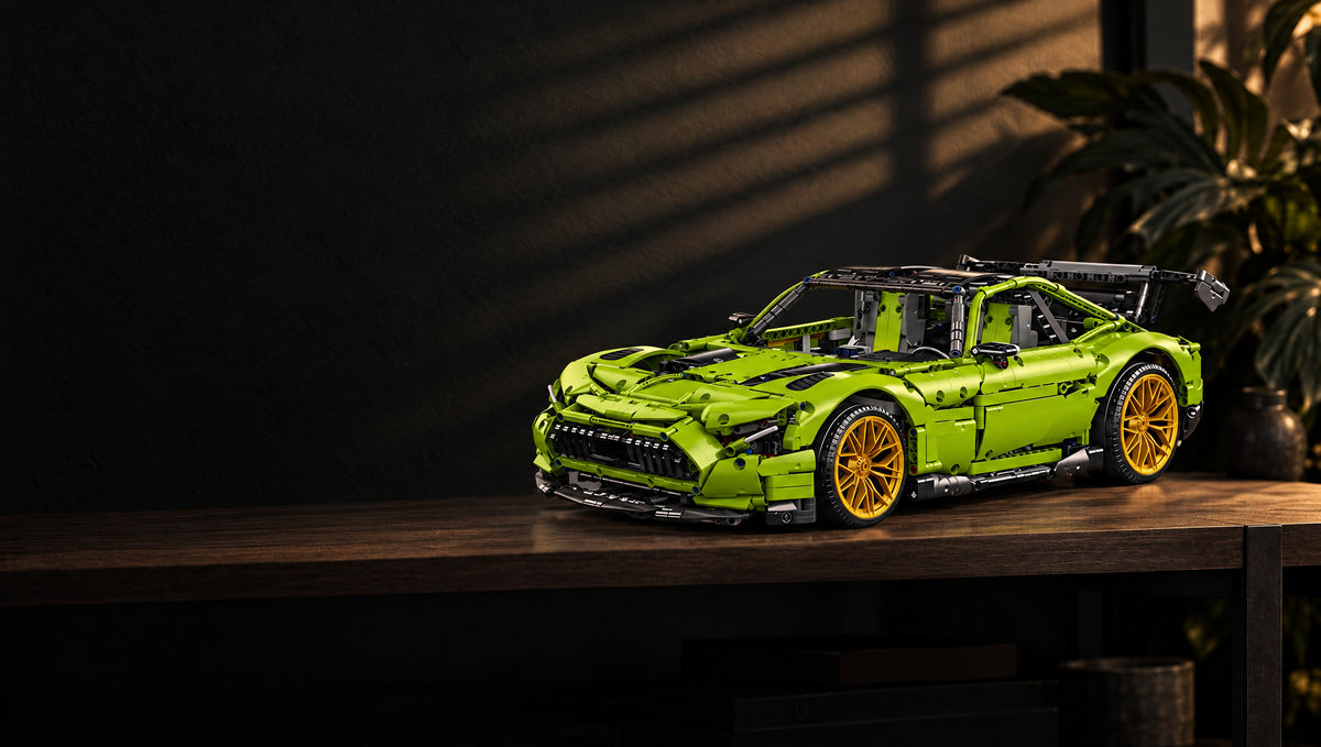 Ein neongrüner V8-Rennwagen mit Mehrganggetriebe
