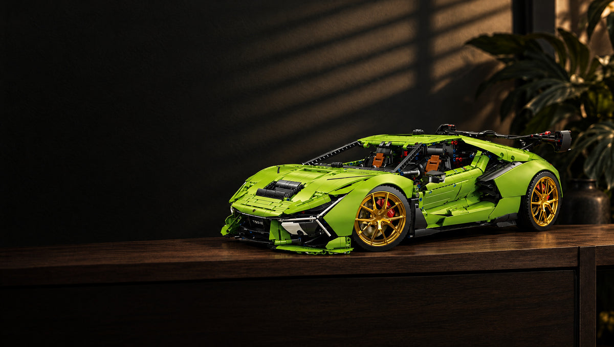 An open-top 1:6 roadster on gold six-spoke wheels