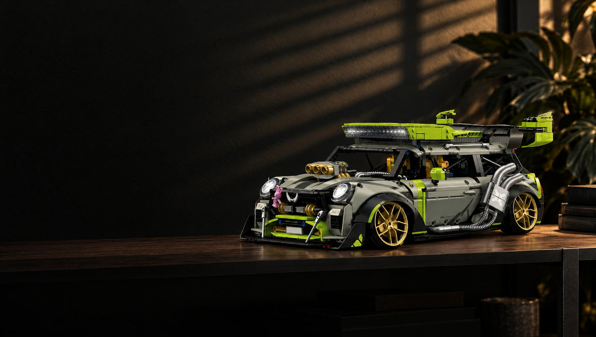 Goldene Felgen, breite Radläufe und ein V6 mit Kompressor