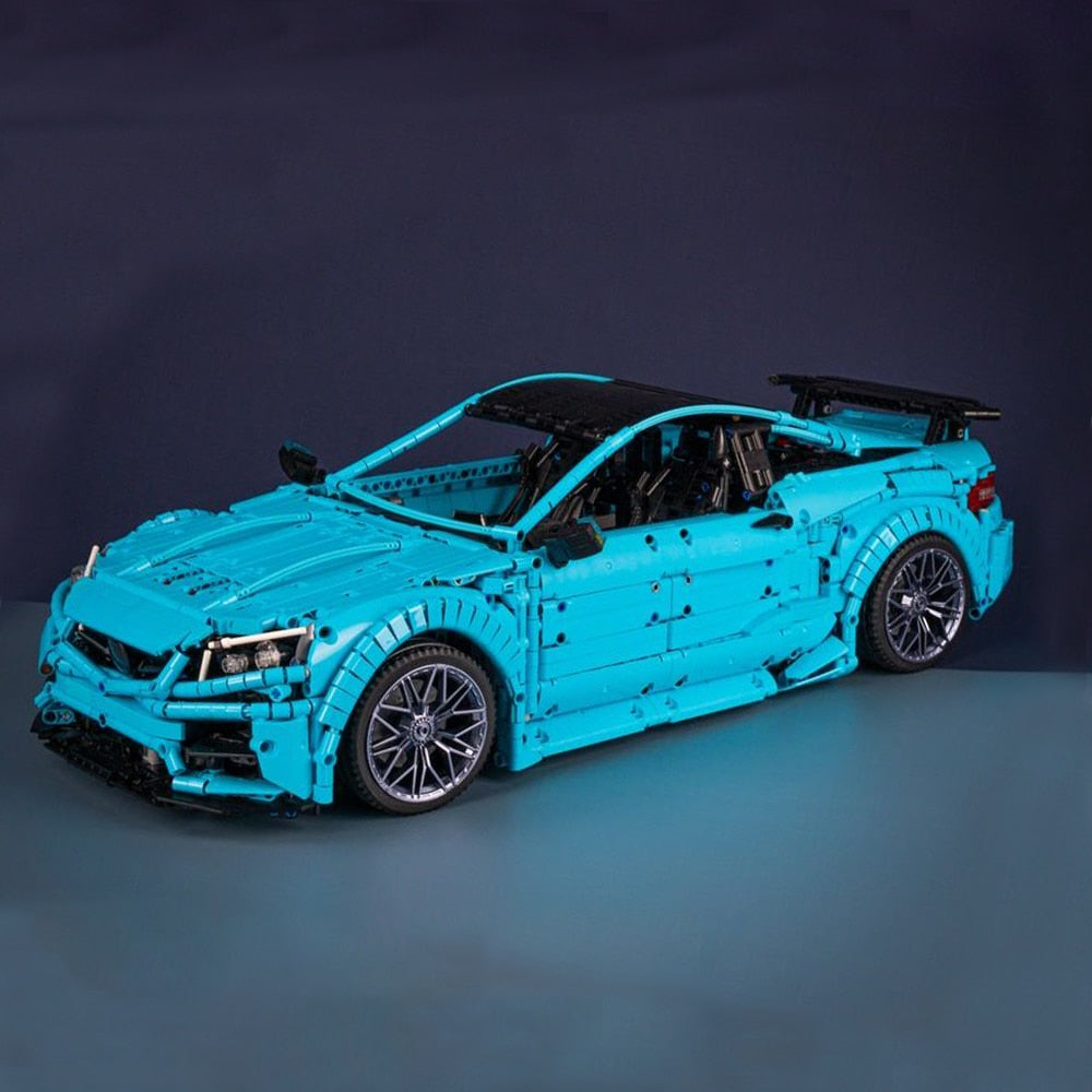 Ein deutsches Coupé im Maßstab 1:8 in Babyblau